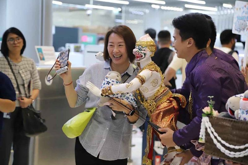 Die thailändische Tourismusbehörde (TAT) schätzt, dass die Einnahmen aus dem Tourismus in diesem Jahr 2,87 Billionen Baht erreichen werden. Das ist zwar ein Rückgang gegenüber dem Ziel von 3 Billionen Baht, der auf den schleppenden chinesischen Markt und die globalen Unsicherheiten zurückzuführen ist, aber sie erwartet dennoch ein Wachstum von 7 % auf 3 Billionen Baht im Jahr 2026.