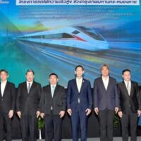 Die thailändische Staatsbahn (SRT) bereitet sich darauf vor, im Jahr 2026 eine öffentliche Ausschreibung für die hochmoderne Hochgeschwindigkeitsstrecke von Bangkok nach Nong Khai einzuleiten. Dieses ehrgeizige Projekt verspricht eine Revolution der regionalen Konnektivität, indem es Reisezeiten verkürzt und das Wirtschaftswachstum ankurbelt