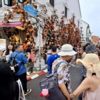 Besucher genießen es, sich in der Lard Yai Walking Street an der Thalang Road und in der Soi Rommanee in Phukets Altstadt aufzuhalten. Sie zählt zu den lebhaftesten Attraktionen der Inselprovinz und zieht mit ihrer lebendigen Atmosphäre, dem lokalen Kunsthandwerk und dem kulturellen Charme viele Menschen an.