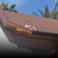 Ein betrunkener Russe sei gestern Nachmittag (19. Juli) auf das Dach einer Villa in Phuket geklettert und in den Tod gesprungen, nachdem er seine Freunde angegriffen hatte, die versucht hatten, ihn davon abzuhalten, berichtete Amarin TV gestern Abend.