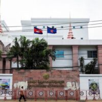 Die thailändische Botschaft in Phnom Penh forderte am Donnerstag thailändische Staatsbürger dazu auf, Kambodscha zu verlassen, da es zwischen den Truppen beider Länder zu Zusammenstößen in einem umstrittenen Grenzgebiet gekommen war.