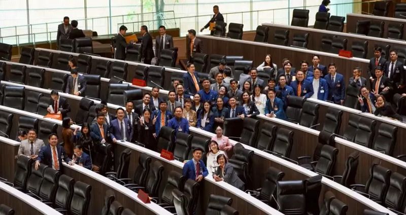 Die Abgeordneten versammelten sich eifrig im Saal, doch schon nach 30 Minuten forderte ein Abgeordneter der Palang Pracharath Partei eine offizielle Auszählung der Beschlussfähigkeit. Chaos brach aus, als der stellvertretende Sprecher des Repräsentantenhauses, Pichet Chuamuangpan, die Sitzung unterbrechen musste.