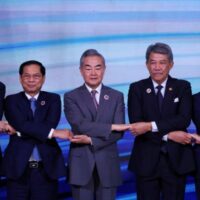 China hat Kambodscha und Thailand aufgefordert , ihren Grenzstreit im Dialog zu lösen, und bietet eine Vermittlung mit einer „objektiven und fairen“ Haltung an, so das chinesische Außenministerium.