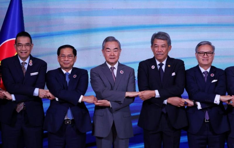 China hat Kambodscha und Thailand aufgefordert , ihren Grenzstreit im Dialog zu lösen, und bietet eine Vermittlung mit einer „objektiven und fairen“ Haltung an, so das chinesische Außenministerium.