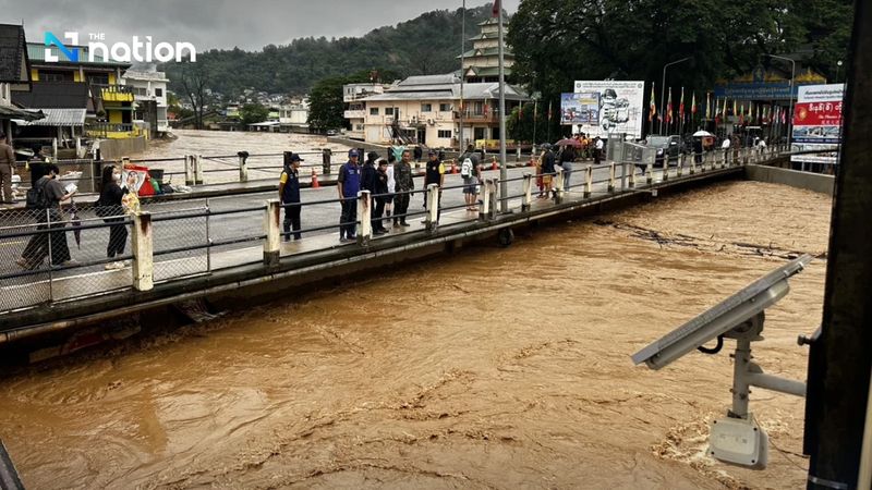 Bewohner mehrerer Gemeinden im Bezirk Mae Sai in Chiang Rai begannen am frühen Montag damit, in höher gelegene Gebiete zu evakuieren, nachdem stundenlange starke Regenfälle den Sai-Fluss anschwellen und über die Ufer treten ließen.