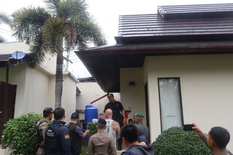Herr Hamburger wurde festgenommen, als er in der Nähe seiner Residenz, der Choco Villa auf Koh Phangan, mit dem Motorrad unterwegs war, sagte Generalleutnant Surapong Thanomjit, Kommissar der Provinzpolizei Region 8, am Mittwoch.