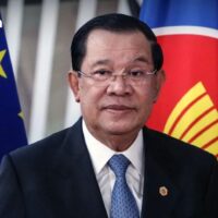 Die meisten Thailänder glauben, dass Kambodschas Machthaber Hun Sen persönliche und hintergründige Motive hinter seinen Versuchen hat, Grenzkonflikte mit Thailand zu schüren. Sie glauben außerdem, dass der ehemalige Premierminister laut einer Meinungsumfrage eine unbegründete Vorhersage über einen Wechsel im thailändischen Premierministeramt gemacht hat.