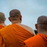 Eine neue Umfrage zeigt, dass die meisten Thailänder glauben, einige buddhistische Mönche seien von ihrem spirituellen Weg abgekommen und müssten mit Konsequenzen rechnen. Die vom National Institute of Development Administration (NIAD) zwischen dem 14. und 16. Juli durchgeführte Umfrage befragte 1.310 Buddhisten im ganzen Land.