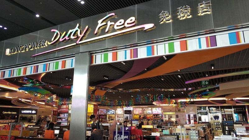 King Power schließt drei Geschäfte in Bangkok und Pattaya , um Kosten zu sparen, da die Einnahmen aus Gruppenreisen zurückgehen. Das freiwillige Abfindungsprogramm zielt darauf ab, den Betrieb für eine reibungslosere Zukunft zu optimieren, sagt CEO Nitinai Sirismatthakarn.