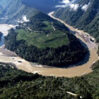 Der chinesische Ministerpräsident Li Qiang hat am Samstag mit dem Bau eines Mega-Staudammprojekts am Unterlauf des Yarlung Tsangpo-Flusses in Tibet begonnen. Laut der offiziellen Nachrichtenagentur Xinhua ist eine Gesamtinvestition von 1,2 Billionen Yuan (167 Milliarden US-Dollar) geplant. Das mit 167 Milliarden Dollar veranschlagte Projekt könnte zu Spannungen mit Indien führen