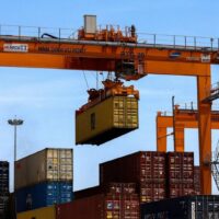 US-Zollabkommen mit Vietnam setzt Maßstäbe, thailändische Beamte hoffen auf ähnliche oder bessere Bedingungen. Die thailändische Wirtschaft bleibt optimistisch, dass die Zollverhandlungen mit den USA zu einem positiven Ergebnis führen können, nachdem Vietnam kürzlich Schlagzeilen machte, als es einen Zollsatz von 20 % auf Lieferungen in die USA sowie einen Erlass der Einfuhrzölle für amerikanische Produkte durchsetzte.