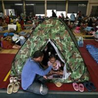 Mehr als 100.000 Menschen sind vor den blutigsten Grenzkämpfen zwischen Thailand und Kambodscha seit einem Jahrzehnt geflohen, teilte Bangkok am Freitag mit, während die Zahl der Todesopfer stieg und internationale Mächte zu einer Einstellung der Feindseligkeiten drängten. Mindestens ein kambodschanischer Zivilist wurde getötet und fünf weitere verletzt, meldet ein Kambodschanischer Provinzbeamter.