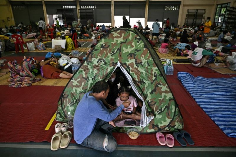 Mehr als 100.000 Menschen sind vor den blutigsten Grenzkämpfen zwischen Thailand und Kambodscha seit einem Jahrzehnt geflohen, teilte Bangkok am Freitag mit, während die Zahl der Todesopfer stieg und internationale Mächte zu einer Einstellung der Feindseligkeiten drängten. Mindestens ein kambodschanischer Zivilist wurde getötet und fünf weitere verletzt, meldet ein Kambodschanischer Provinzbeamter.