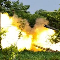 Eine mobile thailändische Militäreinheit feuert auf die kambodschanische Seite, nachdem es am Freitag zu einem schweren Artilleriebeschuss zwischen Thailand und Kambodscha gekommen war. In Surin gingen die schwersten Kämpfe seit über einem Jahrzehnt in den zweiten Tag.