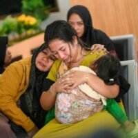 Mindestens vier Menschen kamen am Donnerstag ums Leben, Dutzende werden vermisst, als eine Fähre auf dem Weg zur Ferieninsel Bali sank. Dies teilten die örtlichen Behörden mit. Bisher seien 23 Überlebende aus dem Wasser geborgen worden.
