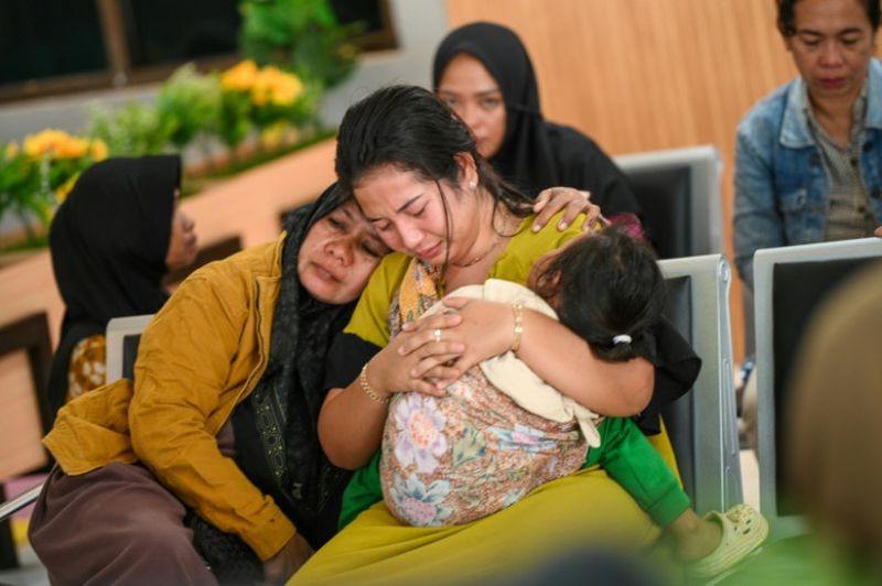 Mindestens vier Menschen kamen am Donnerstag ums Leben, Dutzende werden vermisst, als eine Fähre auf dem Weg zur Ferieninsel Bali sank. Dies teilten die örtlichen Behörden mit. Bisher seien 23 Überlebende aus dem Wasser geborgen worden.