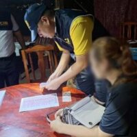 Die Abteilung zur Bekämpfung des Menschenhandels verhaftete eine 46-jährige Frau in Udon Thani, weil sie eine Karaoke-Bar als Tarnung für Prostitution nutzte . Sie soll drei 16-jährige Mädchen für ihr Prostitutionsgewerbe angelockt und dafür 300 Baht Provision verlangt haben.