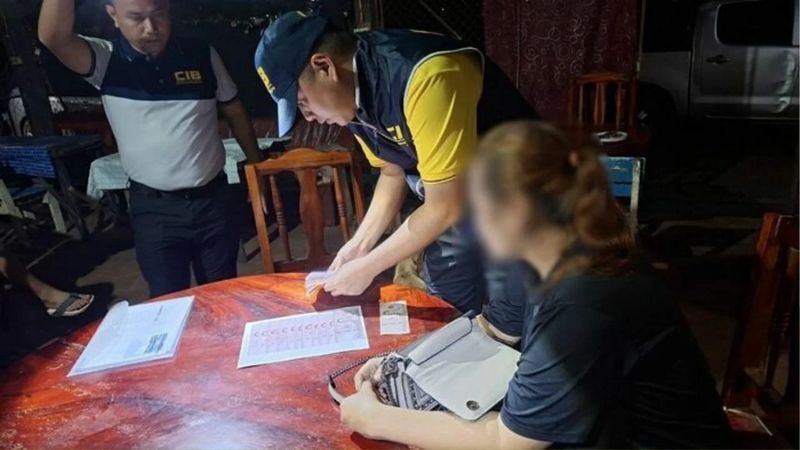 Die Abteilung zur Bekämpfung des Menschenhandels verhaftete eine 46-jährige Frau in Udon Thani, weil sie eine Karaoke-Bar als Tarnung für Prostitution nutzte . Sie soll drei 16-jährige Mädchen für ihr Prostitutionsgewerbe angelockt und dafür 300 Baht Provision verlangt haben.