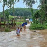 Starke Regenfälle in der Nacht haben in vielen nördlichen Provinzen Thailands großflächige Überschwemmungen ausgelöst. Phrae war am stärksten betroffen, da das Wasser Gemeinden und Ackerland im Bezirk Song überschwemmte. Es wurden keine Verletzten oder Todesopfer gemeldet.