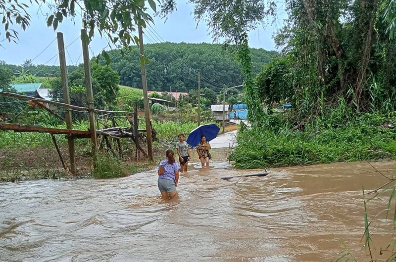 Starke Regenfälle in der Nacht haben in vielen nördlichen Provinzen Thailands großflächige Überschwemmungen ausgelöst. Phrae war am stärksten betroffen, da das Wasser Gemeinden und Ackerland im Bezirk Song überschwemmte. Es wurden keine Verletzten oder Todesopfer gemeldet.