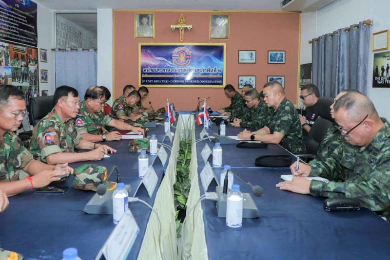 Hochrangige Militärs der 2. Armeeregion Thailands und der 4. Militärregion Kambodschas trafen sich am Dienstag am Grenzübergang Chong Chom im Distrikt Kap Choeng in Surin. Das Treffen fand einen Tag nach hochrangigen Verhandlungen zwischen den beiden Ländern in Malaysia unter der Schirmherrschaft des ASEAN-Vorsitzes statt, bei denen ein bedingungsloser Waffenstillstand vereinbart wurde.