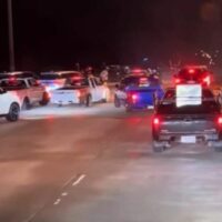 Rennsportfans strömten auf eine vielbefahrene Autobahn und blockierten den Verkehr, um ein wildes Beschleunigungsrennen zu veranstalten, bei dem Pendler festsaßen. Im Internet häufte sich die Kritik. Viele hinterfragten die Abwesenheit der Polizei und warum das Chaos ungeahndet blieb.