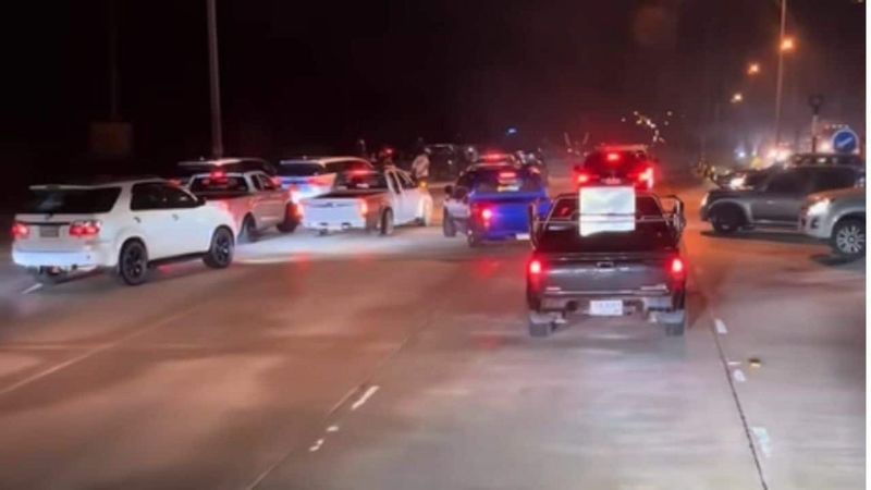 Rennsportfans strömten auf eine vielbefahrene Autobahn und blockierten den Verkehr, um ein wildes Beschleunigungsrennen zu veranstalten, bei dem Pendler festsaßen. Im Internet häufte sich die Kritik. Viele hinterfragten die Abwesenheit der Polizei und warum das Chaos ungeahndet blieb.