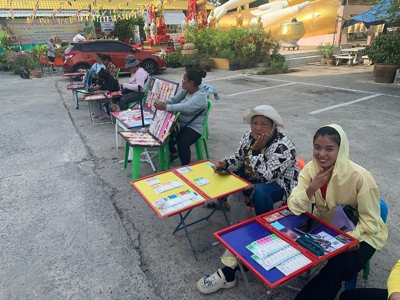 Ausländer, die von einem Lottogewinn träumen, können sich freuen. Lottoscheine können in Thailand legal erworben werden , sofern sie von lizenzierten Händlern stammen. Die Ziehungen finden jeden Monat am 1. und 16. statt, außer an bestimmten Feiertagen. Ihre Chance auf den großen Gewinn ist also immer greifbar.