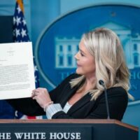 Karoline Leavitt, Pressesprecherin des Weißen Hauses, hält einen Handelsbrief, den das Weiße Haus am Montag an Südkorea schickte. Thailand gehört zu den Ländern, die den Brief von US-Präsident Donald Trump erhielten.