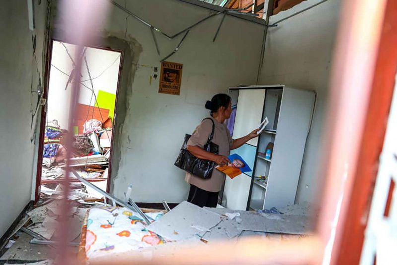 Bei den Zusammenstößen mit Kambodscha sterben 15 thailändische Zivilisten, 53 weitere wurden zum Teil schwer verletzt. Der Sprecher des Gesundheitsministeriums, Dr. Varoth Chotpitayasunondh, berichtete, dass bei den Grenzkonflikten 15 Zivilisten ums Leben gekommen und 53 weitere verletzt worden seien.Unter den Toten sollen fünf einheimische Studenten gewesen sein.