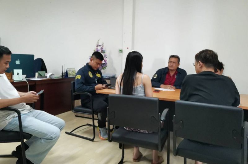Ein chinesischer Tourist wurde in Pattaya von Männern, die sich als Polizisten ausgaben, entführt, ausgeraubt und zur Herausgabe von über 230.000 Baht gezwungen.