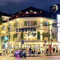 In einer überraschenden Veränderung der Tourismusdynamik hat Malaysia laut dem Tourismus- und Sportministerium im ersten Halbjahr China als größten Einreisemarkt Thailands überholt . Während Thailand insgesamt 16,6 Millionen ausländische Touristen begrüßte, was einem Rückgang von 4,6 Prozent gegenüber dem Vorjahr entspricht, stach der malaysische Markt mit 2,29 Millionen Touristen hervor und übertraf damit knapp die 2,26 Millionen Touristen aus China.