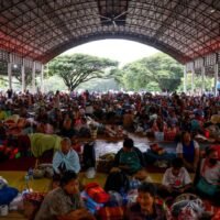 Thailand und Kambodscha beschossen sich am Samstag den dritten Tag in Folge mit schwerem Artilleriefeuer. Der Grenzkonflikt, bei dem mindestens 33 Menschen ums Leben kamen und über 150.000 Menschen aus ihrer Heimat vertrieben wurden, breitete sich über die umstrittene Grenze aus.