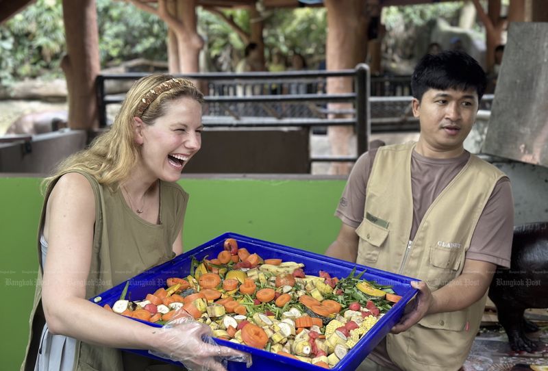 Thailands Moo Deng wird ein Jahr alt. Der Zoo in Chon Buri veranstaltet ein viertägiges Festival zur Feier seines globalen Internetstars. Thailands Zwergflusspferd Moo Deng feierte am Donnerstag seinen ersten Geburtstag und ließ damit die tierische Kindheit hinter sich, die ihr durch ihre niedlichen Mätzchen weltweite Berühmtheit im Internet einbrachte.