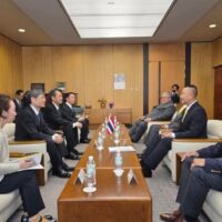 Der nationale Polizeichef, Polizeigeneral Kitrat Phanphet, hat eine hochrangige Delegation zu einem offiziellen Besuch nach Japan geführt, dessen Ziel darin besteht, die Zusammenarbeit zwischen den beiden Ländern bei der Bekämpfung grenzüberschreitender Kriminalität, Cyberkriminalität, Callcenter-Betrug und Menschenhandel zu verbessern.