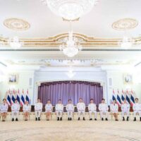 Amnestiegesetze haben mittlerweile Vorrang vor dem umstritteneren Gesetzentwurf zum Unterhaltungskomplex , da die Regierung auf einem politischen Drahtseil wandelt. Kritiker fragen sich, ob es sich bei diesem Schritt um einen ernsthaften Versuch handelt, eine zersplitterte Koalition zu versöhnen , oder ob es sich eher um ein strategisches Manöver einer angeschlagenen Regierung handelt.