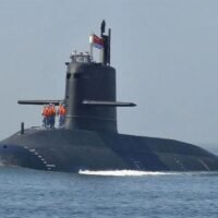 In einem bedeutenden Schritt hat der stellvertretende Premierminister Phumtham Wechayachai den Plänen der Königlich Thailändischen Marine zum Kauf eines in China gebauten U-Boots vom Typ S26T zugestimmt. Der Vorschlag geht nun zur endgültigen Genehmigung an das Kabinett. Die Genehmigung erfolgte unmittelbar nach seinem Wechsel vom Verteidigungsministerium ins Innenministerium am 2. Juli.