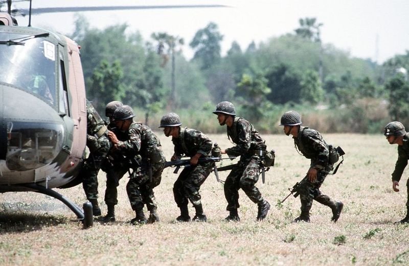 Im Zuge einer stürmischen Kabinettsumbildung ist der Posten des thailändischen Verteidigungsministers vakant geworden. Dies löste Spekulationen aus, dass dieser Posten dem ehemaligen Senator General Chalermpol Srisawat vorbehalten sein könnte. Insidern zufolge übernimmt vorerst der stellvertretende Verteidigungsminister General Nattaphon Narkphanit die Funktion des amtierenden Ministers.