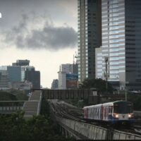 Die thailändische Wetterdienstbehörde gab am Samstag eine Wetterwarnung heraus, da ein Tiefdruckgebiet über Nordvietnam und ein gemäßigter Südwestmonsun über der Andamanensee, Thailand und dem Golf weiterhin die Wetterlage im ganzen Land beeinflussen.