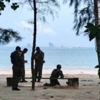 In Thailands beliebten Touristengebieten Phuket , Phangnga und Krabi ist eine besorgniserregende Eskalation zu beobachten, bei der es zu einer strategischen Ausweitung der Aufständischen kommt . Sicherheitsexperten aus dem Süden Thailands warnen, dass die jüngsten Bombenfunde, die mutmaßlich von der Barisan Revolusi Nasional (BRN) inszeniert wurden, das Vertrauen der Touristen untergraben und die Wirtschaft schädigen sollen.