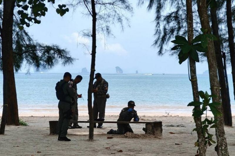 In Thailands beliebten Touristengebieten Phuket , Phangnga und Krabi ist eine besorgniserregende Eskalation zu beobachten, bei der es zu einer strategischen Ausweitung der Aufständischen kommt . Sicherheitsexperten aus dem Süden Thailands warnen, dass die jüngsten Bombenfunde, die mutmaßlich von der Barisan Revolusi Nasional (BRN) inszeniert wurden, das Vertrauen der Touristen untergraben und die Wirtschaft schädigen sollen.