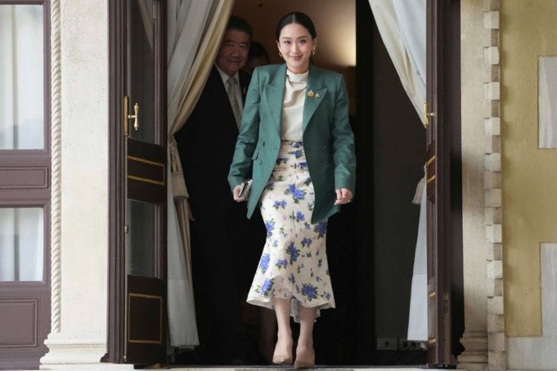 Thailand befindet sich in turbulenten politischen Gewässern, da Premierministerin Paetongtarn Shinawatra vom Verfassungsgericht suspendiert werden könnte. Die Suspendierung erfolgt aufgrund von Vorwürfen, nach einem durchgesickerten Telefongespräch mit Kambodschas ehemaligem Präsidenten Hun Sen gegen ethische Standards verstoßen zu haben.