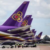 Thai Airways International sieht trotz der Heraufstufung der US-Sicherheitsbewertung für Thailand in diesem Jahr von einer Wiederaufnahme von Direktflügen in die USA ab . CEO Chai Eamsiri erklärte auf dem Reuters NEXT Asia-Gipfel in Singapur, dass die aktuelle Flotte der Fluggesellschaft nicht für solche Langstreckenflüge geeignet sei. Er betonte, dass der US-Markt aufgrund der laufenden Tarifverhandlungen riskant sei.