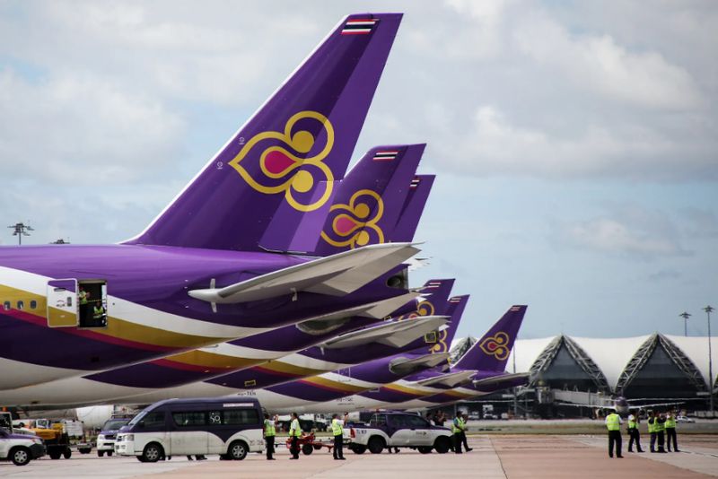 Thai Airways International sieht trotz der Heraufstufung der US-Sicherheitsbewertung für Thailand in diesem Jahr von einer Wiederaufnahme von Direktflügen in die USA ab .CEO Chai Eamsiri erklärte auf dem Reuters NEXT Asia-Gipfel in Singapur, dass die aktuelle Flotte der Fluggesellschaft nicht für solche Langstreckenflüge geeignet sei. Er betonte, dass der US-Markt aufgrund der laufenden Tarifverhandlungen riskant sei.