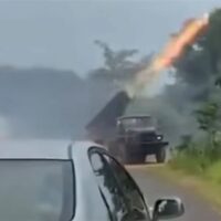 Kambodschanische Streitkräfte feuerten am Donnerstagmorgen einen BM-21-Raketenwerfer von ihrem Stützpunkt in Khao Laem ab. Eine der Raketen soll auf thailändischer Seite eingeschlagen sein und ein Gebiet in der Nähe von Ban Tuan in der Provinz Si Sa Ket getroffen haben. (Bild aus einem Video der Facebook-Seite von Chumchon Khon Surin)