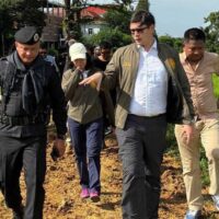 Rangsiman Rome, ein Oppositionsabgeordneter der Volkspartei, hat behauptet, sieben thailändische Politiker hätten heimlich Bankkonten in Kambodscha eröffnet. Die Behauptung wurde während seines Besuchs am Grenzübergang Klong Luek in der Provinz Sa Kaeo aufgestellt, inmitten anhaltender Bedenken hinsichtlich der eingeschränkten Grenzübertrittszeiten. Rangsiman beharrt zwar darauf, über stichhaltige Beweise zu verfügen, schweigt sich aber über die Einzelheiten aus.