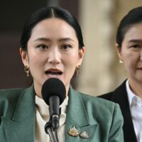In einer wichtigen Wendung der Ereignisse wird die thailändische Polizei am Montag Anklage gegen den kambodschanischen Staatschef Hun Sen bei der Generalstaatsanwaltschaft einreichen. Grund dafür sind Vorwürfe einer Gefährdung der nationalen Sicherheit, nachdem Hun Sen einen Audioclip eines Telefongesprächs mit der suspendierten thailändischen Premierministerin Paetongtarn Shinawatra veröffentlicht hatte.