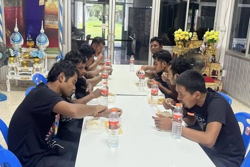 Das thailändische Militär nimmt 18 kambodschanische Soldaten fest und sorgt für eine humane Behandlung nach Zusammenstößen in der Region Sam Taet in Si Sa Ket.Am 29. Juli berichtete Wassana Nanuam, ein Militärjournalist, in den sozialen Medien, dass thailändische Truppen nach einem Grenzgefecht 18 kambodschanische Soldaten festgenommen hätten.