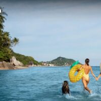 Der thailändische Tourismusminister initiierte ein gemeinsames Treffen des öffentlichen und privaten Sektors in Pattaya, um die Sicherheit der Touristen zu besprechen und das Vertrauen der Besucher wiederherzustellen. Eine Schlüsselinitiative ist die „SUPER Safe City Sandbox“, die KI, Big Data und moderne Kameras in Hochrisikogebieten nutzt, um Kriminalität proaktiv zu verhindern.
