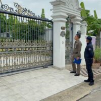Im Rahmen einer umfassenden Razzia gegen ein großes Betrügernetzwerk wird die Königlich Thailändische Polizei (RTP) Interpol um Unterstützung bei der Veröffentlichung einer Red Notice für Kok An bitten, einen mutmaßlichen kambodschanischen Gangsterboss, der vermutlich aus Thailand geflohen ist . Kok An steht mutmaßlich an der Spitze eines Netzwerks, das thailändische Bürger durch betrügerische Machenschaften ausbeutet.